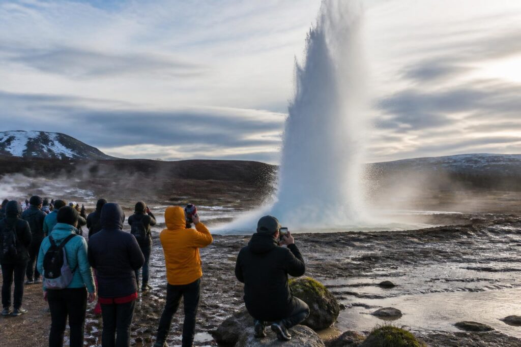découvrez pourquoi geysir en islande fascine les voyageurs du monde entier avec ses phénomènes géothermiques uniques et ses paysages impressionnants.