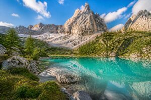 découvrez le lago di sorapiss, une merveille turquoise nichée au cœur des dolomites, un site naturel exceptionnel à ne pas manquer lors de votre aventure en montagne.
