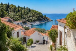 découvrez pourquoi lesbos, île grecque authentique, charme les voyageurs en quête de traditions, paysages préservés et culture locale unique.