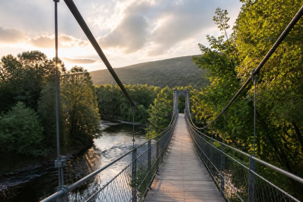 découvrez la passerelle de mazamet à travers une immersion visuelle unique au cœur de ce site emblématique, mêlant histoire et paysage.