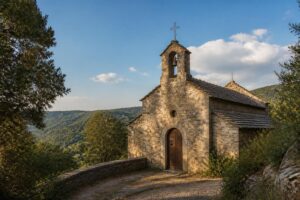 découvrez l'église saint christophe de peyre, un joyau méconnu niché au cœur des cévennes, alliant histoire, architecture et sérénité dans un cadre naturel exceptionnel.