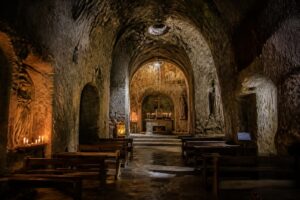 découvrez l'église souterraine en charente, un trésor caché à explorer loin des sentiers battus, alliant histoire et mystère au cœur de la région.