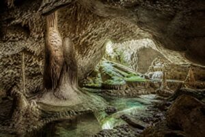 découvrez les merveilles souterraines du gard en explorant ses grottes incontournables, un voyage fascinant au cœur de formations naturelles exceptionnelles.