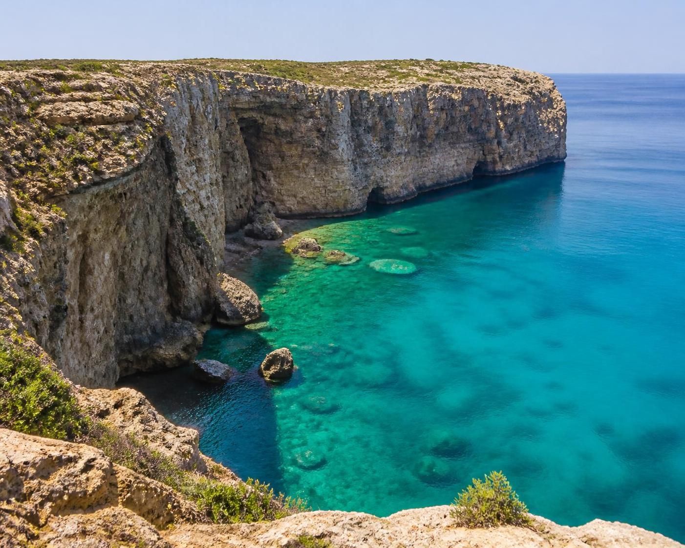 découvrez les merveilles naturelles cachées de l'île de gozo à malte, loin des sentiers touristiques, pour une aventure authentique et préservée.