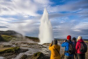 découvrez pourquoi les geysers d'islande captivent les voyageurs du monde entier grâce à leur spectaculaire spectacle naturel et leur puissance impressionnante.