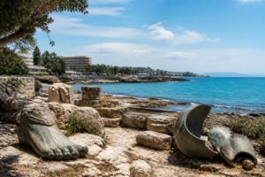 découvrez l’histoire fascinante du colosse de rhodes et explorez ce qui subsiste aujourd’hui de cette merveille antique emblématique.