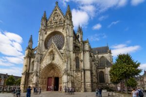 découvrez pourquoi l’église catholique notre dame du perroy à béthune captive les visiteurs grâce à son architecture remarquable, son histoire riche et son ambiance spirituelle unique.