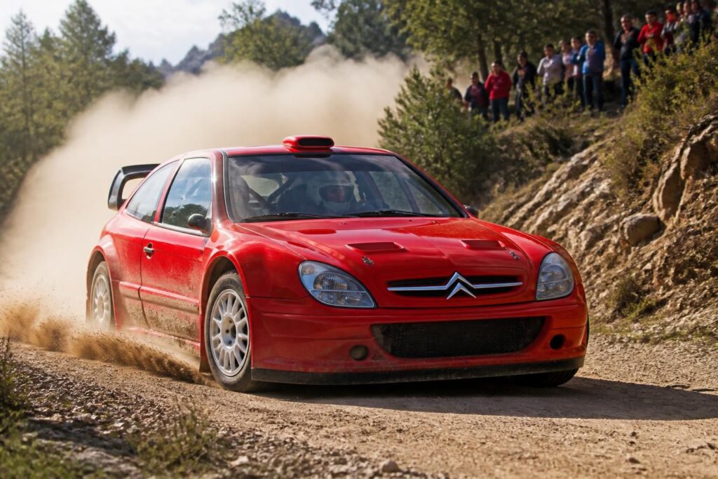 découvrez l'histoire passionnante de la citroën xsara wrc, ses modèles d'occasion et les exploits légendaires de sébastien loeb au volant de cette icône du rallye.