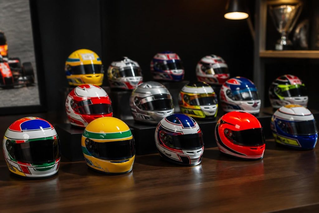 découvrez notre sélection de casques pilote f1 en modèles miniatures et répliques de haute qualité, parfaits pour les collectionneurs passionnés de formule 1.