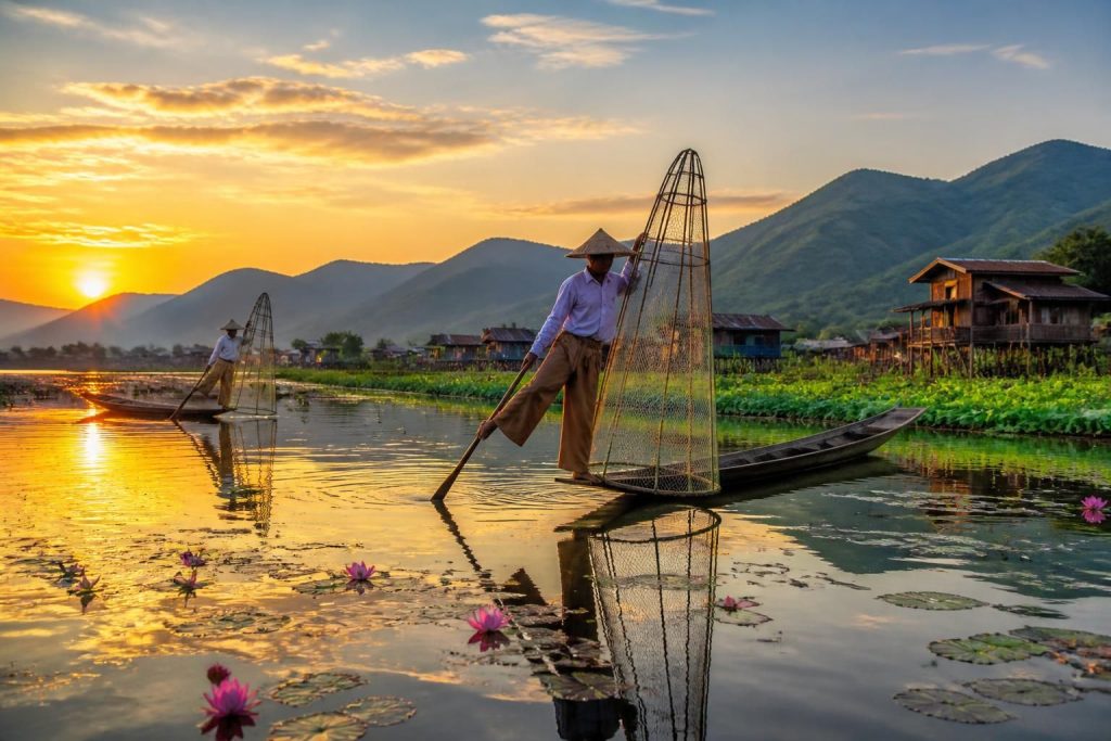 découvrez le lac inle au myanmar avec notre guide complet : paysages, culture locale, activités incontournables et conseils pratiques pour un voyage inoubliable au cœur du lac inle.